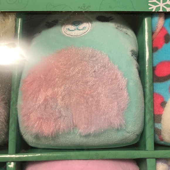 NEW 2022 Squishmallows
Holiday Winter Collection,
6 pack Ornaments - Picture 3 of 10